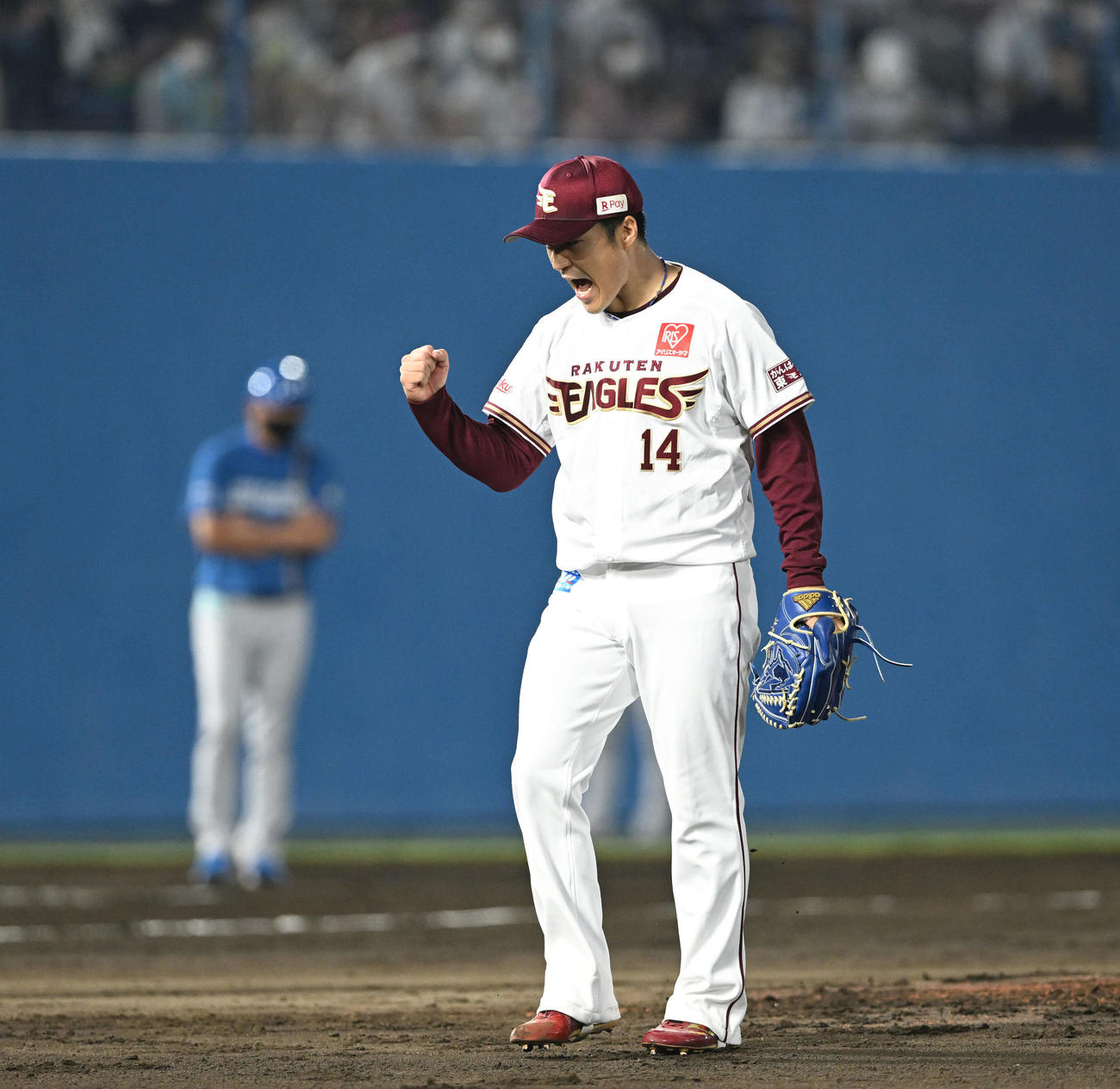 楽天対日本ハム　5回を投げ終えさけぶ楽天先発の則本（撮影・滝沢徹郎）