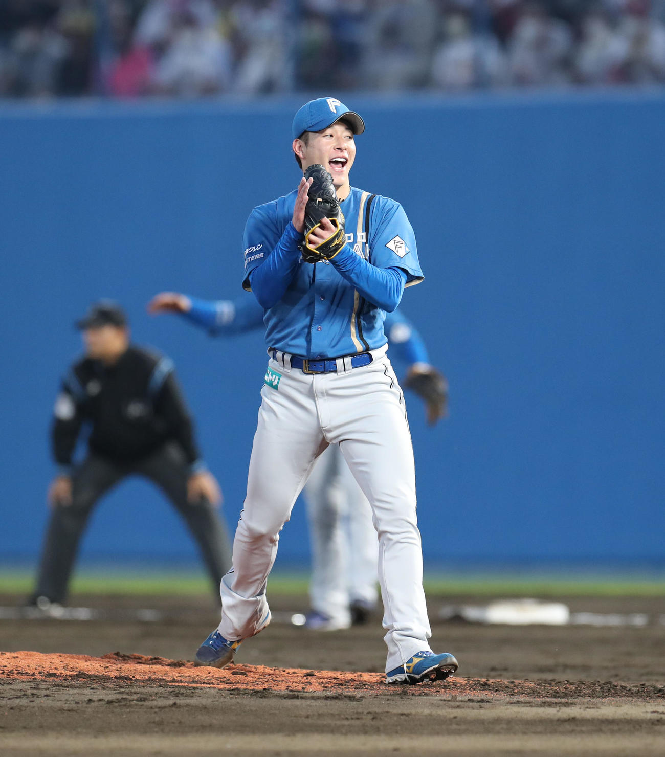 楽天対日本ハム　3回裏を無失点に抑えグラブをたたく吉田（撮影・佐藤翔太）