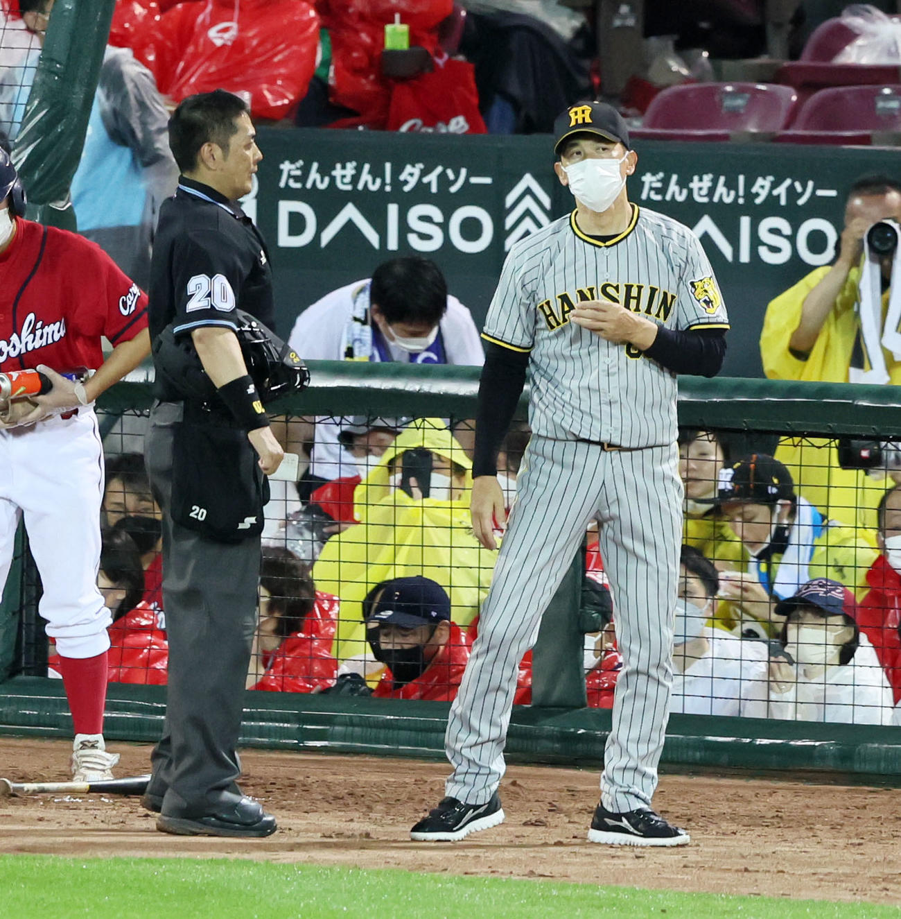 広島対阪神　6回表を終え選手交代を告げる矢野監督（撮影・加藤哉）