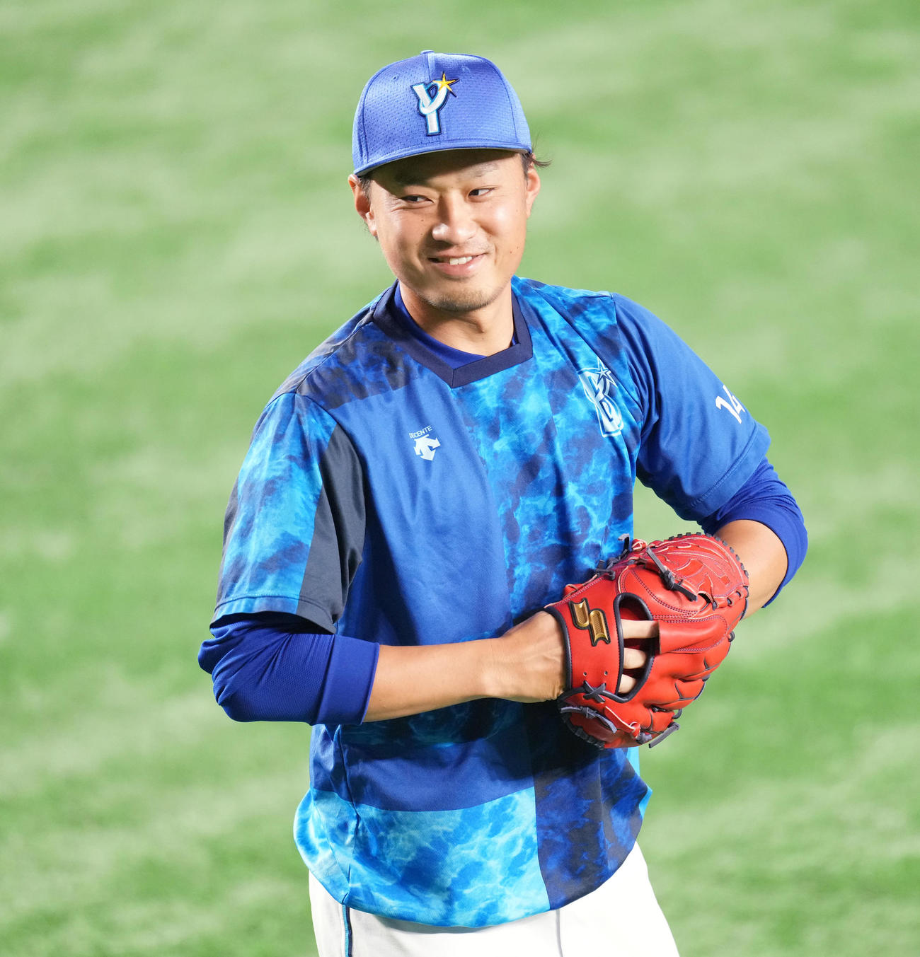 21日の試合前、リラックスした表情で練習をするDeNA石田