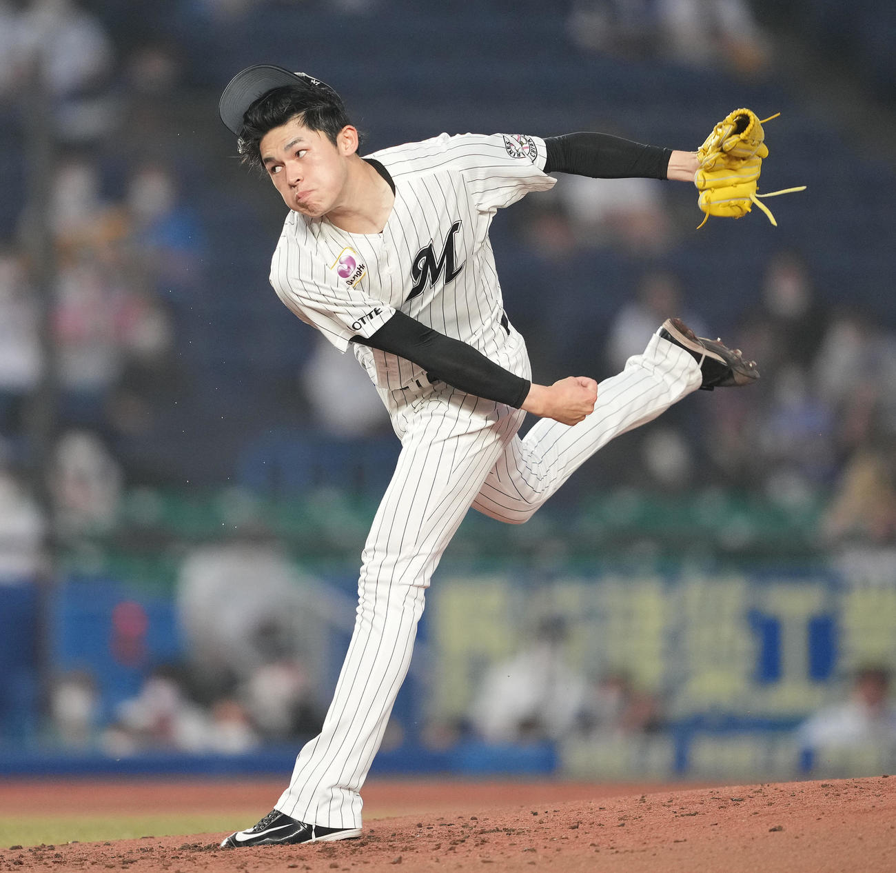 ロッテ対西武　4回表西武無死、帽子を飛ばしながら投げ、山川を遊ゴロに仕留める佐々木朗（撮影・鈴木みどり）