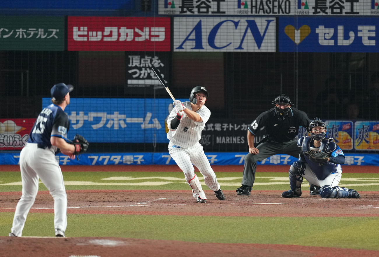 ロッテ対西武　4回裏ロッテ2死一、二塁、左前適時打を放つ安田（撮影・横山健太）