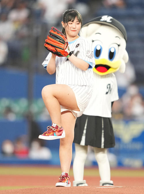 ロッテ対西武　ファーストピッチセレモニーで投球する女子ゴルファーの吉田優利（撮影・鈴木みどり）