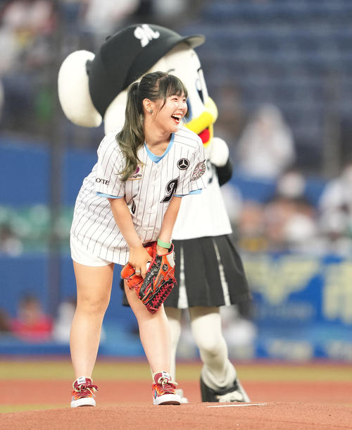 ロッテ対西武　ファーストピッチセレモニーに臨む女子ゴルファーの吉田優利（撮影・鈴木みどり）