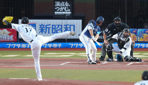 ロッテ対西武　1回表西武無死一塁、三振に倒れる川越（撮影・横山健太）