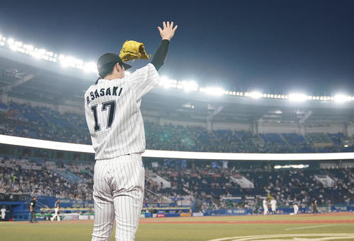 ロッテ対西武　4回裏ロッテ2死一、二塁、安田の先制の適時二塁打に両手を挙げる佐々木朗（撮影・鈴木みどり）
