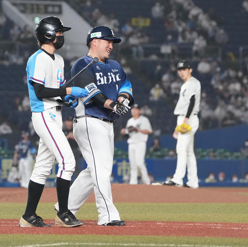 ロッテ対西武　6回表西武2死二塁、申告敬遠を受けた山川はなぜか笑顔で一塁へ向かう。奥は佐々木朗（撮影・鈴木みどり）