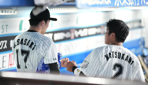ロッテ対西武　7回表を終え、ベンチで松川（右）とグータッチするロッテ佐々木朗（撮影・鈴木みどり）