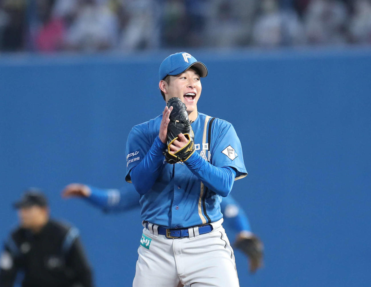 楽天対日本ハム　3回裏を無失点に抑えグラブをたたく吉田（撮影・佐藤翔太）