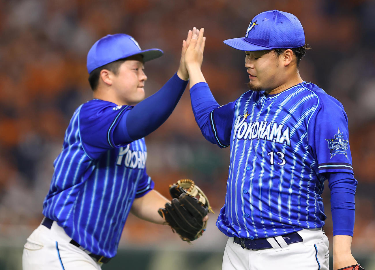 巨人対DeNA 8回裏巨人2死二塁、二走ポランコをけん制で仕留めた伊勢（右）は牧とタッチを交わす（撮影・垰建太）