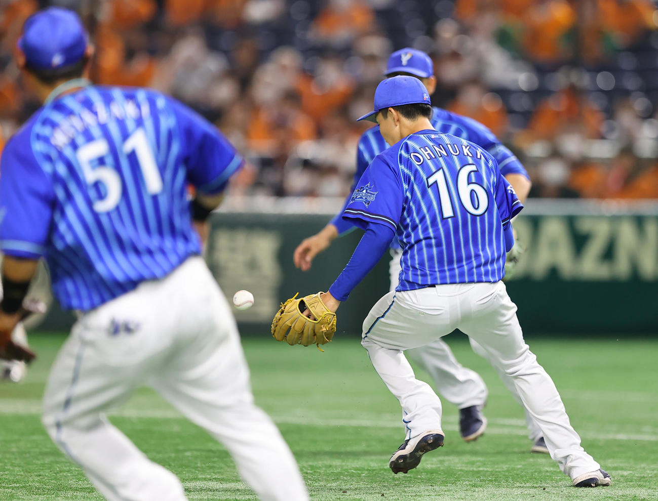 巨人対DeNA 3回裏巨人無死一塁、戸郷がバントで浮かせた飛球をあえてバウンドさせ併殺を奪う大貫（撮影・垰建太）