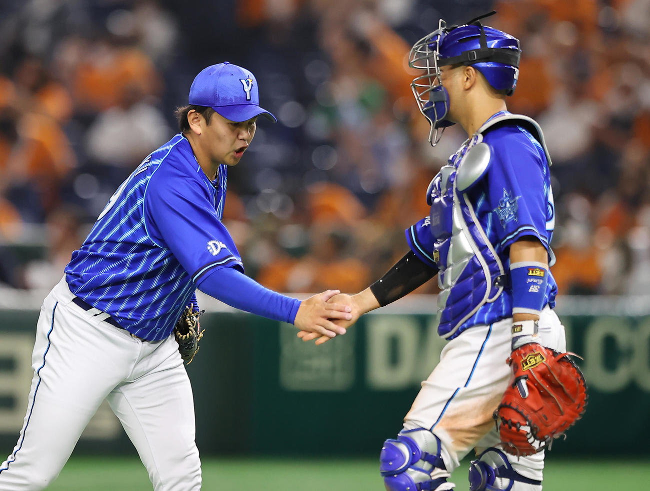 巨人対DeNA　巨人に勝利し最後を締めたDeNA山崎（左）は嶺井とタッチを交わす（撮影・垰建太）