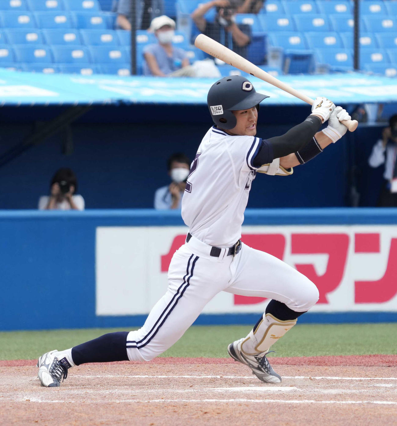 東洋大対中大　9回裏中大無死一、三塁、石井は中前にサヨナラ適時打を放つ（撮影・小沢裕）