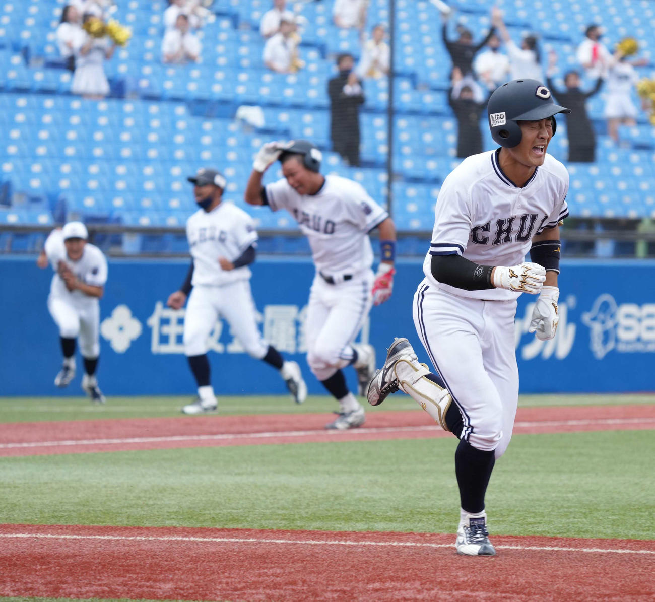 東洋大対中大　9回裏中大無死一、三塁、石井は中前にサヨナラ適時打を放つ（撮影・小沢裕）
