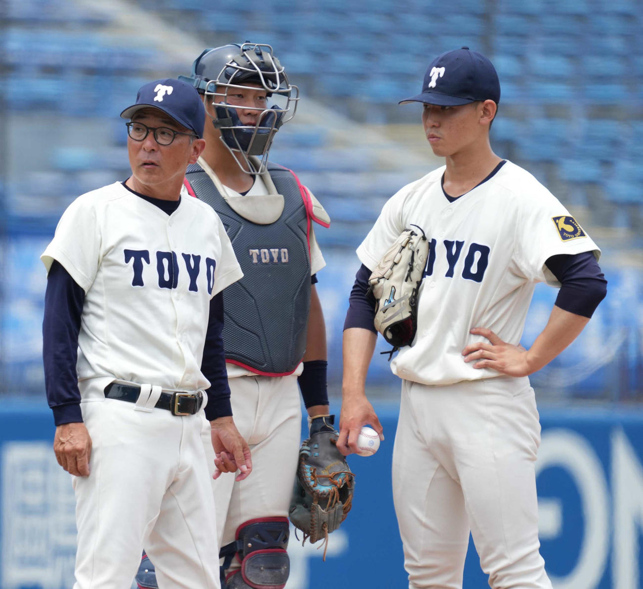 東洋大対中大　9回裏中大無死一塁、東洋大・杉本監督（左）は（右へ）後藤聖、2番手で登板した河北を激励する（撮影・小沢裕）