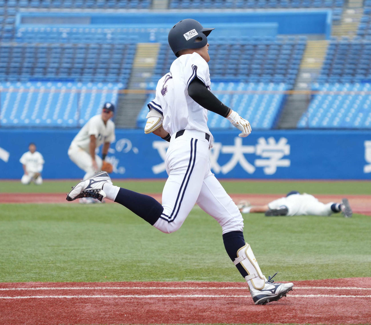 東洋大対中大　9回裏中大無死一、三塁、石井（中央）に中前サヨナラ適時打で1部昇格を逃しがっくりする東洋大ナイン（撮影・小沢裕）