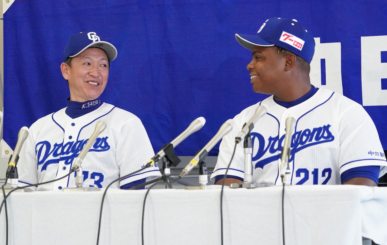 育成契約会見の席に着く新外国人選手レビーラ（右）左は立浪監督（撮影・森本幸一）
