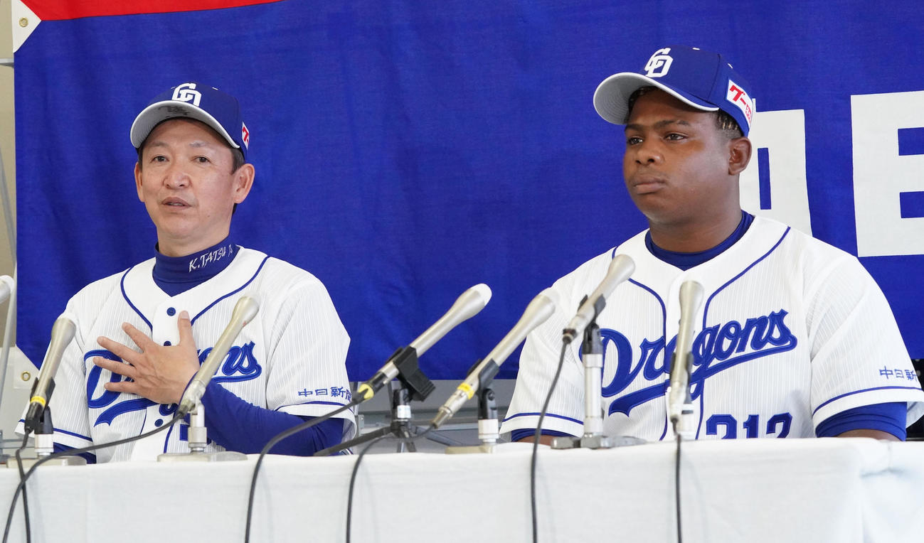 育成契約会見の席に着く新外国人選手レビーラ（右）左は立浪監督（撮影・森本幸一）
