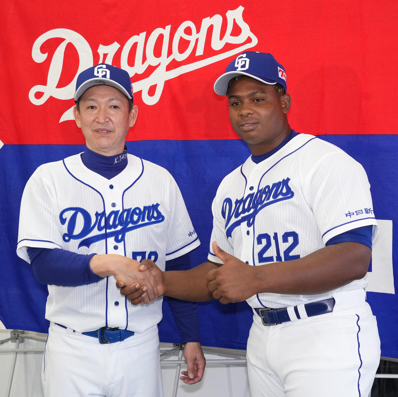 育成契約会見を終え立浪監督（左）とポーズを決める新外国人選手レビーラ（右）（撮影・森本幸一）