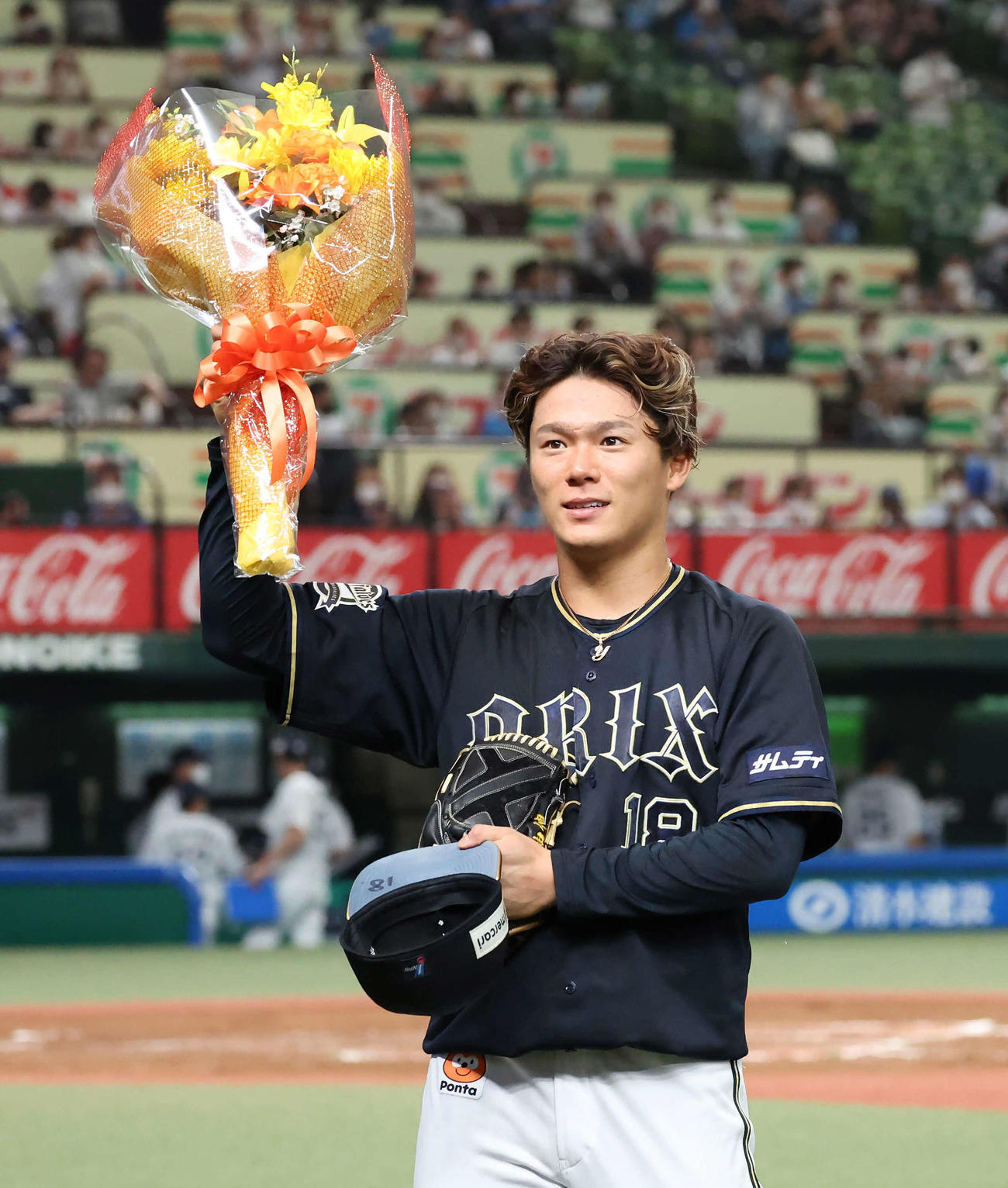 西武対オリックス　ノーヒットノーランを達成して花束を掲げるオリックス山本（2022年6月18日撮影）