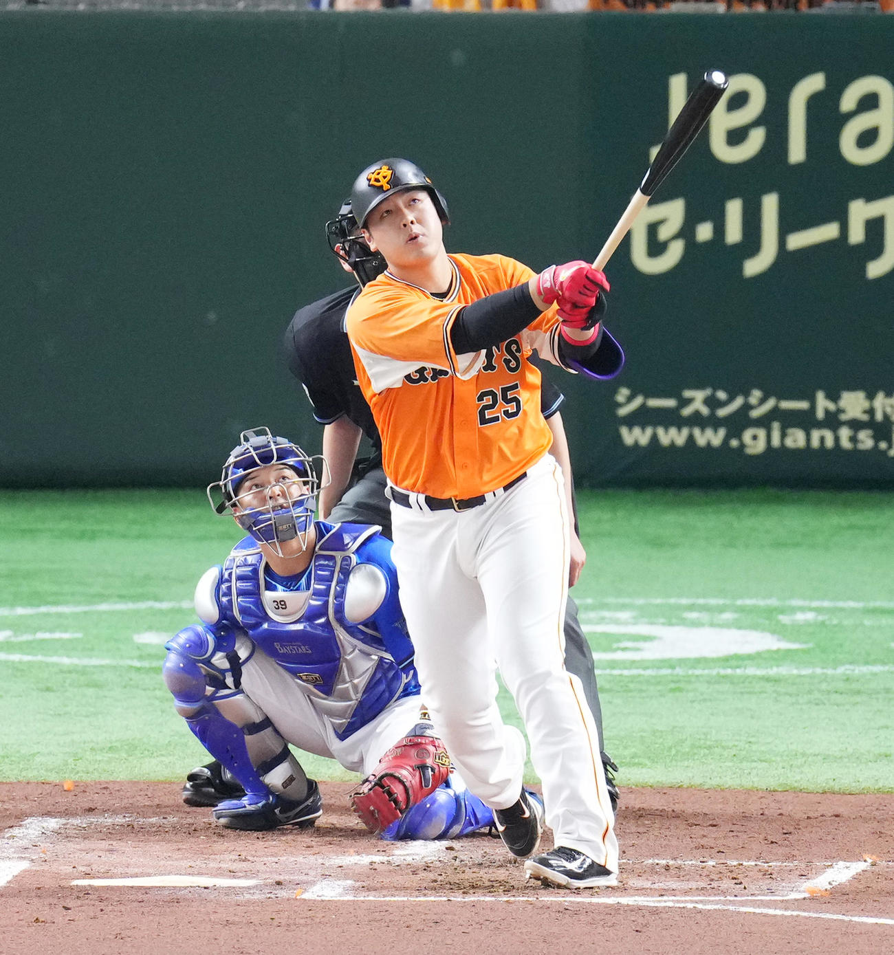 巨人対DeNA 1回裏巨人1死三塁、左越えに2点本塁打を放つ岡本和（撮影・菅敏）