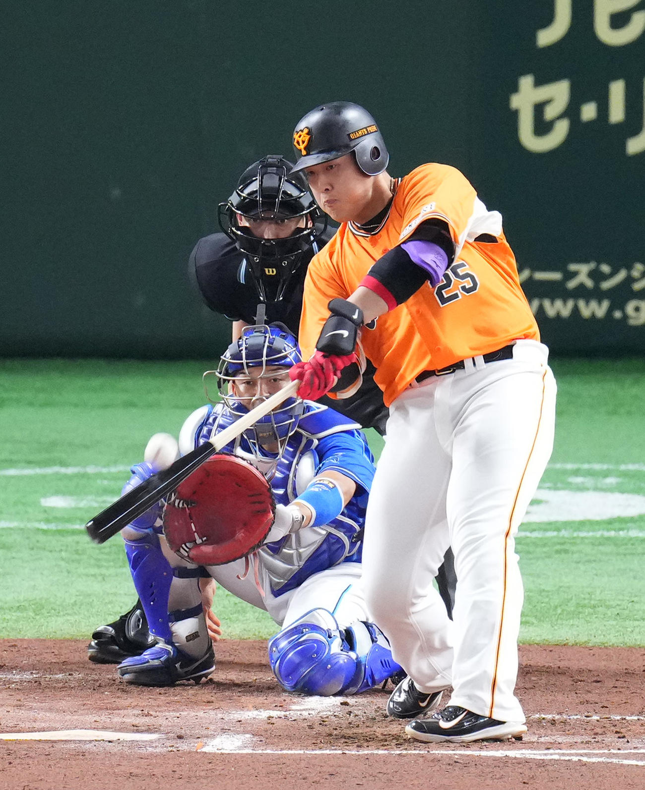 巨人対DeNA 1回裏巨人1死三塁、左越えに2点本塁打を放つ岡本和（撮影・菅敏）
