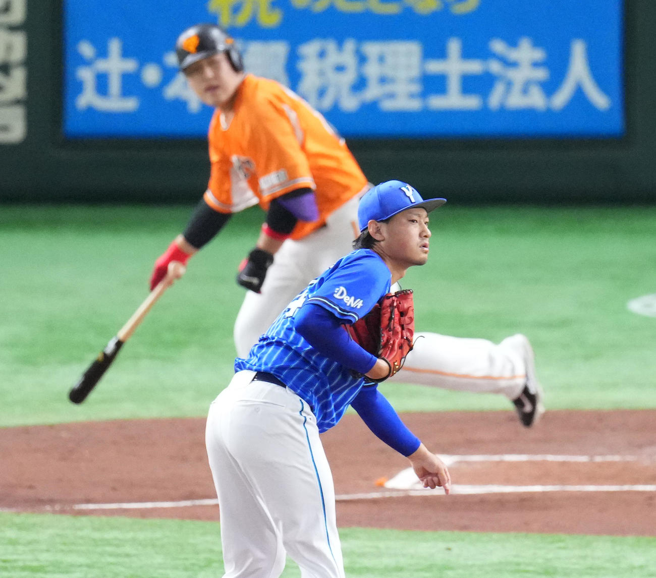巨人対DeNA 1回裏巨人1死三塁、岡本和に2点本塁打を打たれる石田（撮影・菅敏）