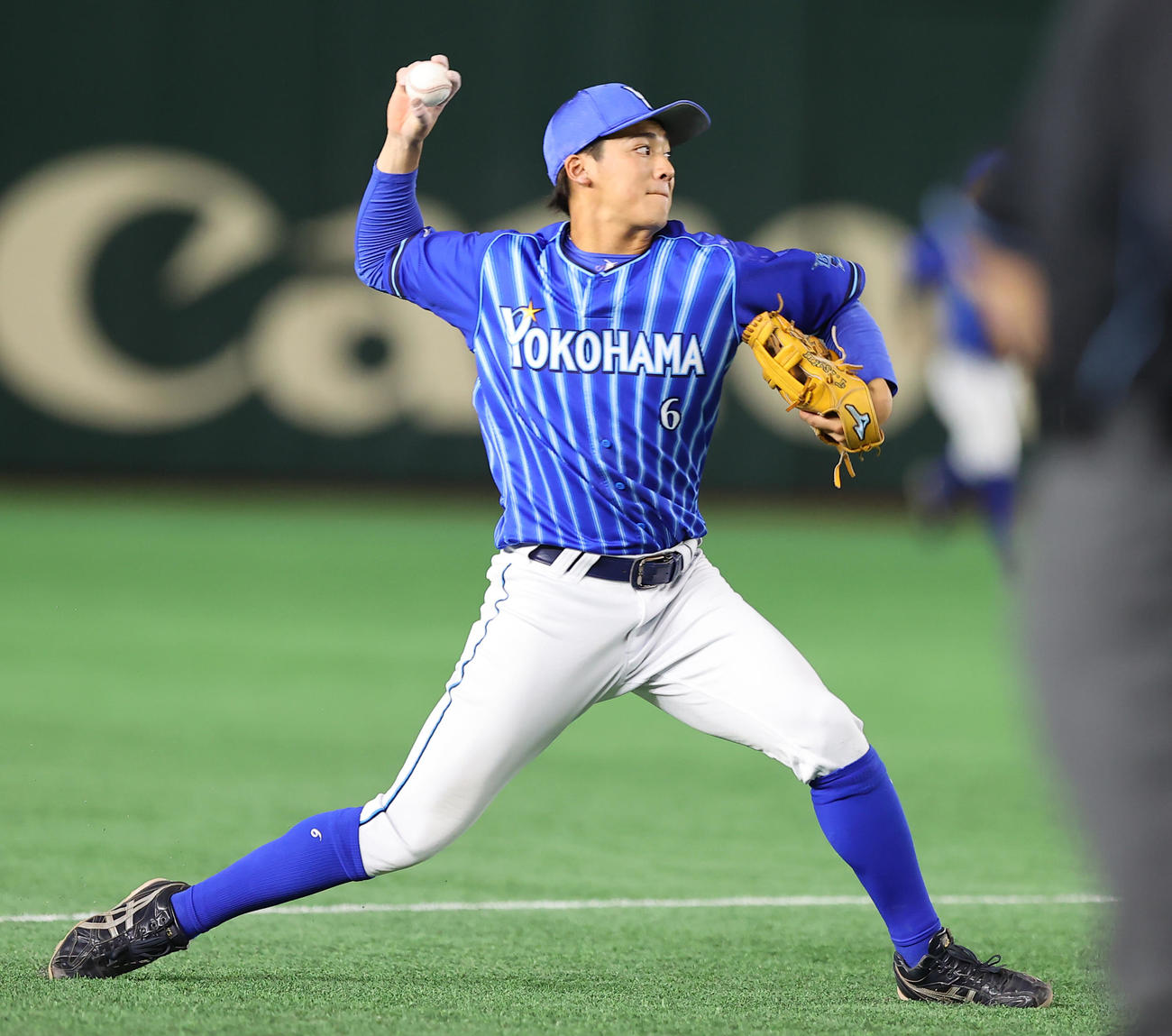巨人対DeNA 4回裏巨人2死一、二塁、ウォーカーの遊ゴロを好守でさばき得点を阻む森（撮影・垰建太）