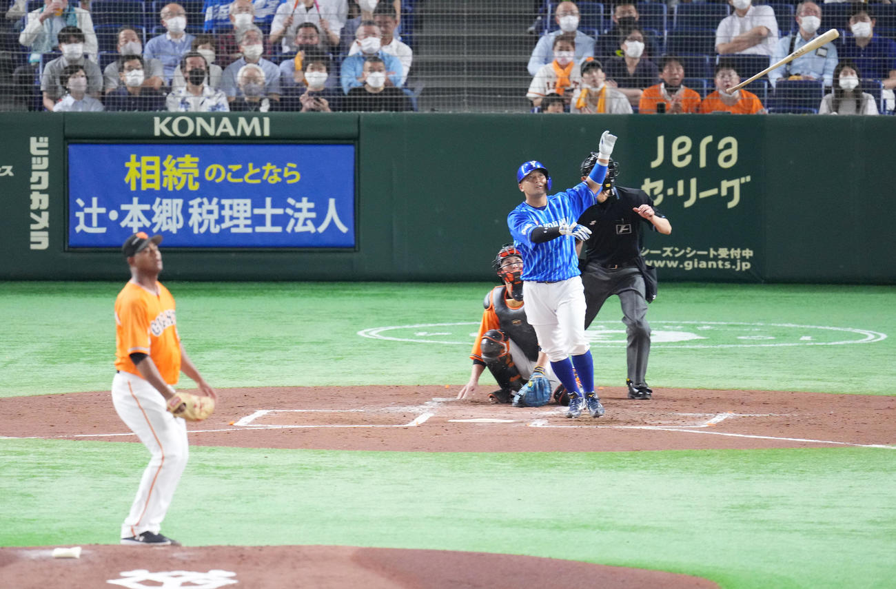 巨人対DeNA 2回表DeNA1死、左越えに本塁打を放つ嶺井。投手メルセデス（撮影・菅敏）
