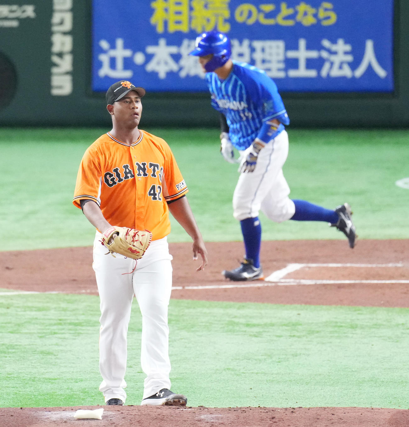 巨人対DeNA 2回表DeNA1死、嶺井に本塁打を打たれ、肩を落とすメルセデス（撮影・菅敏）