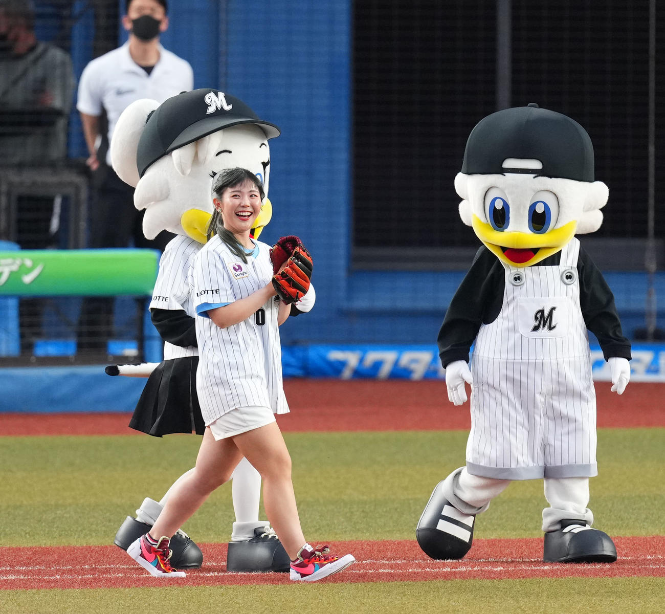 ロッテ対西武　ファーストピッチセレモニーに登場した女子プロゴルファーの吉田優利（撮影・横山健太）