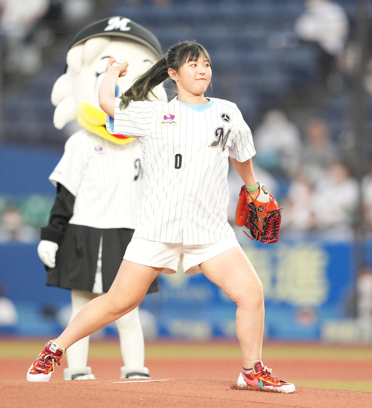 ロッテ対西武　ファーストピッチセレモニーで投球する女子ゴルファーの吉田優利（撮影・鈴木みどり）