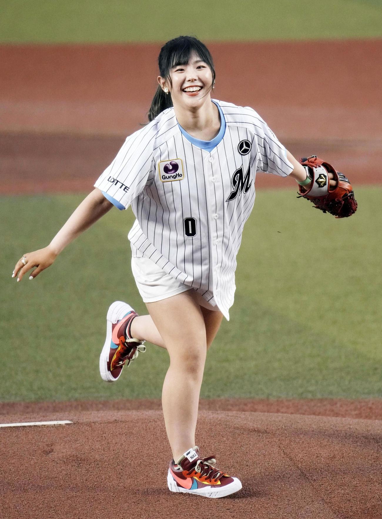ロッテ対西武　始球式を務める吉田優利（共同）