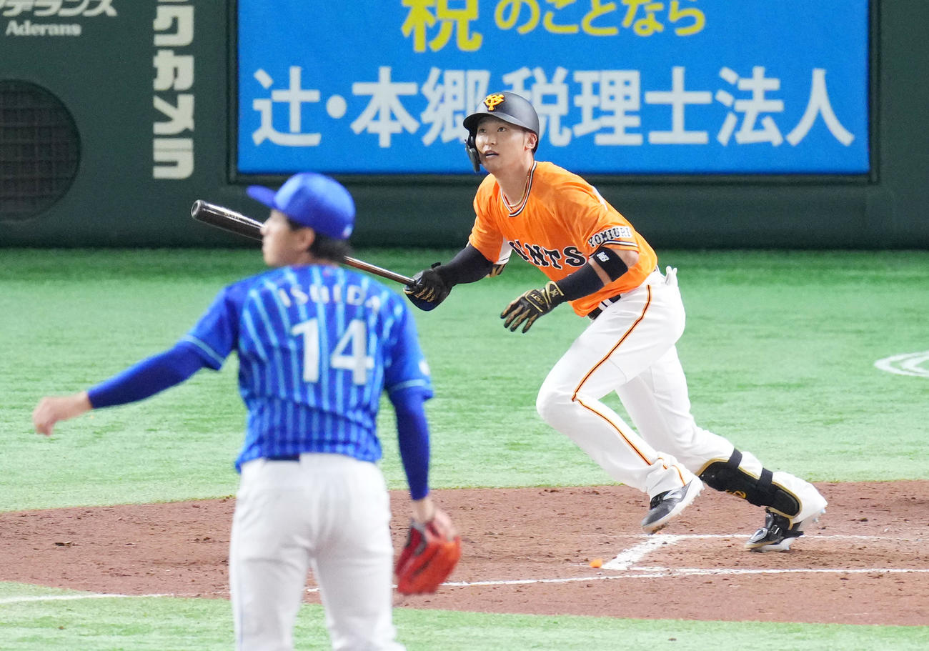 巨人対DeNA 3回裏巨人無死、右越えに本塁打を放つ吉川尚輝。投手石田（撮影・菅敏）