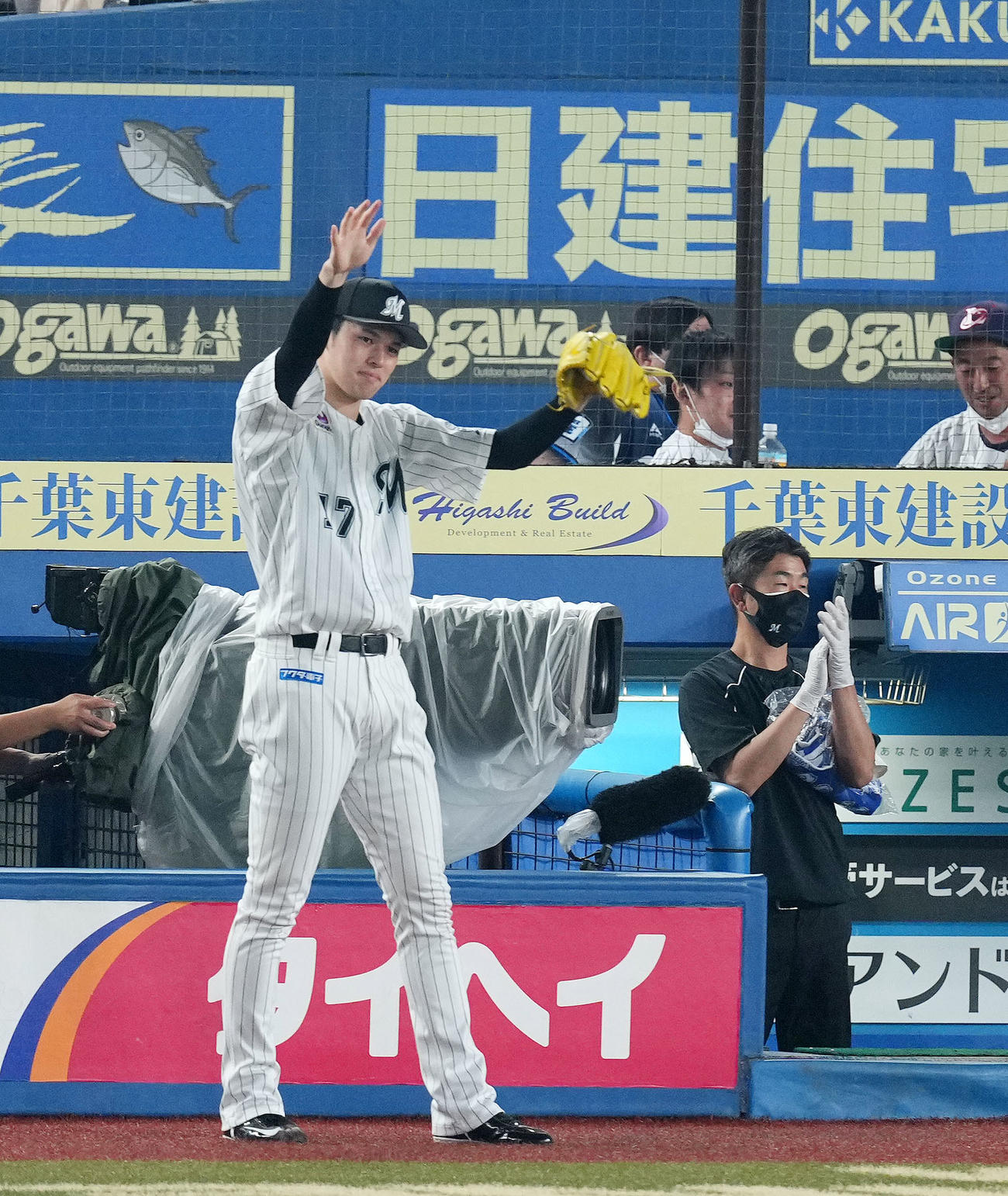 ロッテ対西武　4回裏ロッテ2死一、二塁、安田の左前適時打で先制し両手を挙げ喜ぶ佐々木朗（左）（撮影・横山健太）