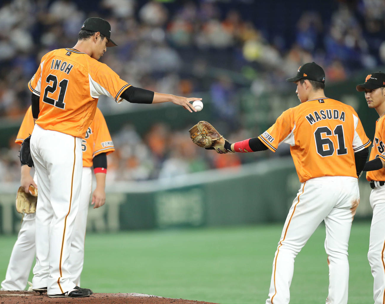 巨人対DeNA 5回表DeNA無死一塁、降板する井納（左）（撮影・河田真司）