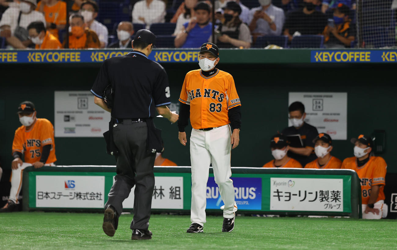 巨人対DeNA 5回表DeNA無死一、二塁、井納の交代を告げる原監督（撮影・垰建太）