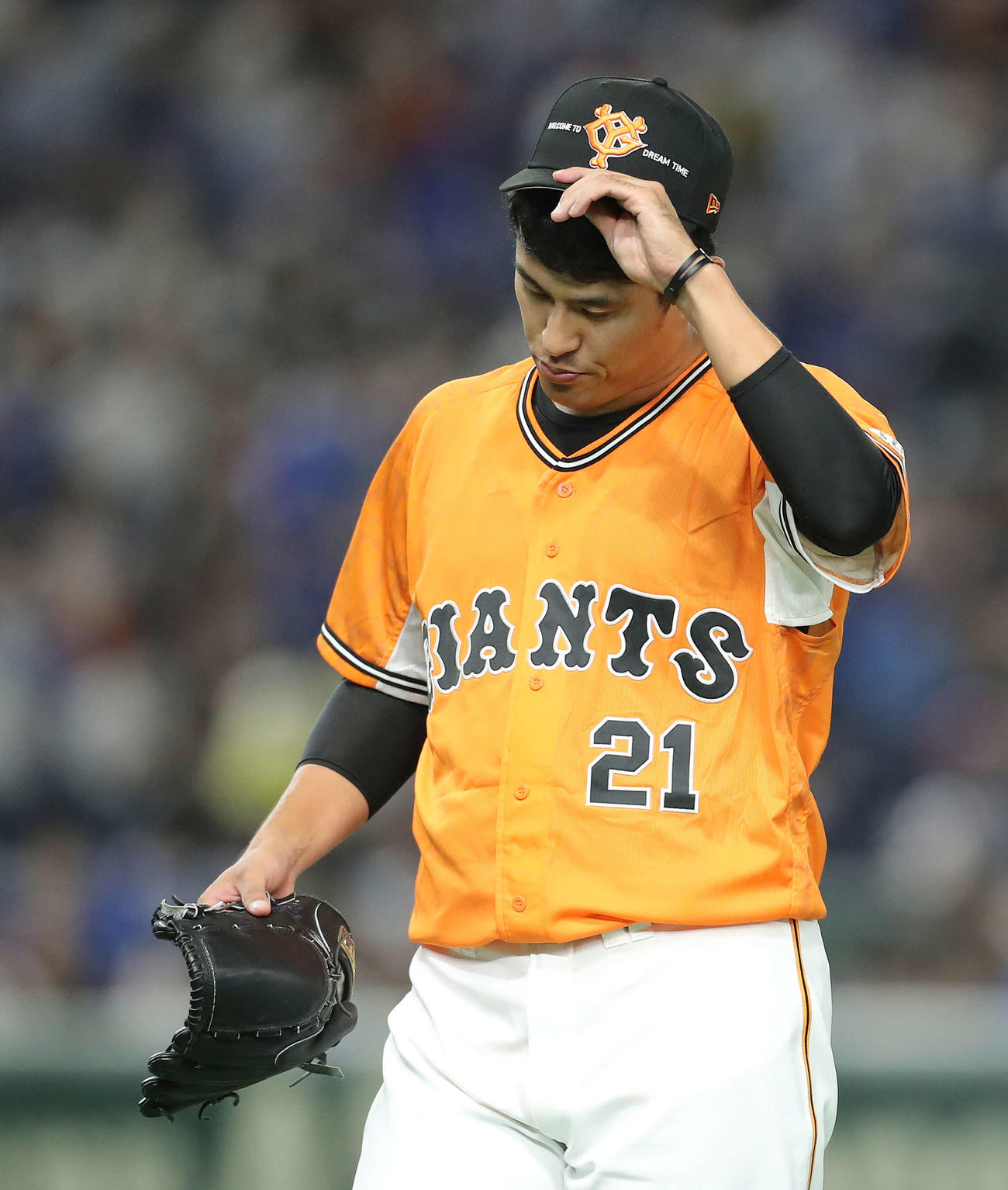 巨人対DeNA 5回表DeNA無死一塁、降板する井納（左）（撮影・河田真司）