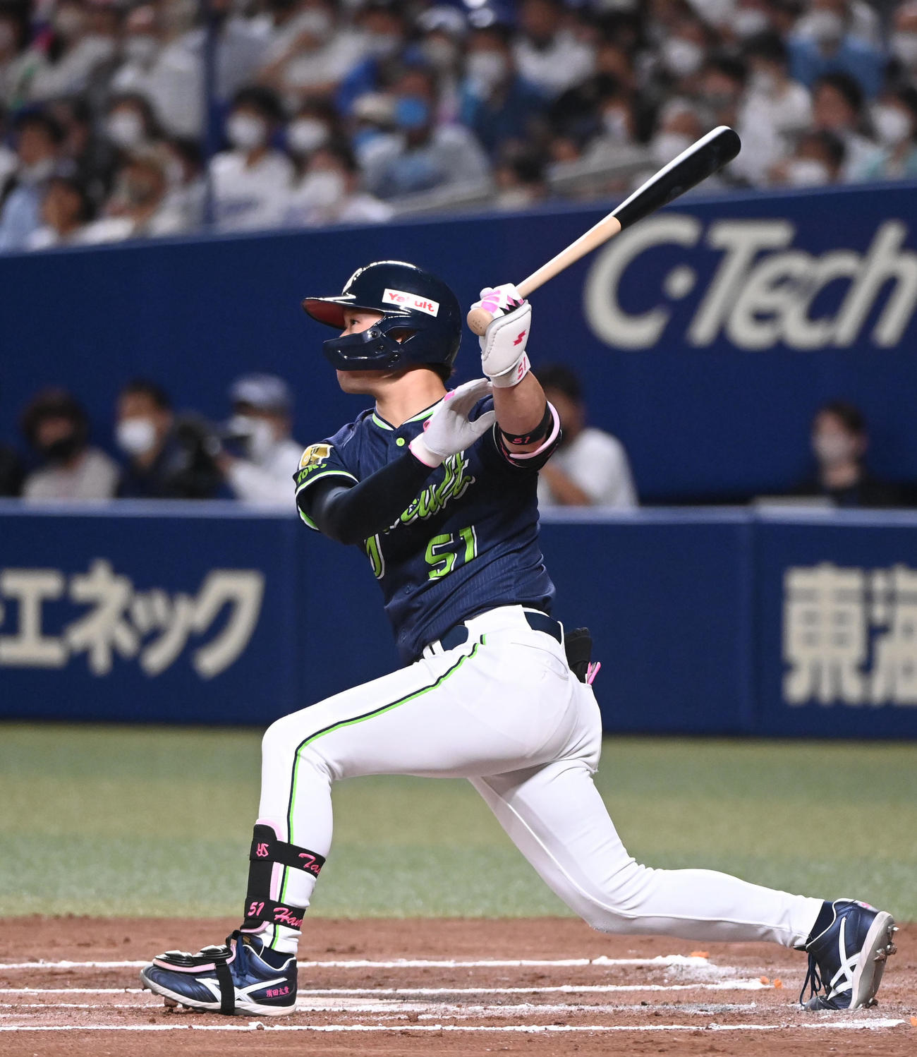 中日対ヤクルト　6回表ヤクルト2死一塁、左越え2点本塁打を放つ浜田（撮影・森本幸一）
