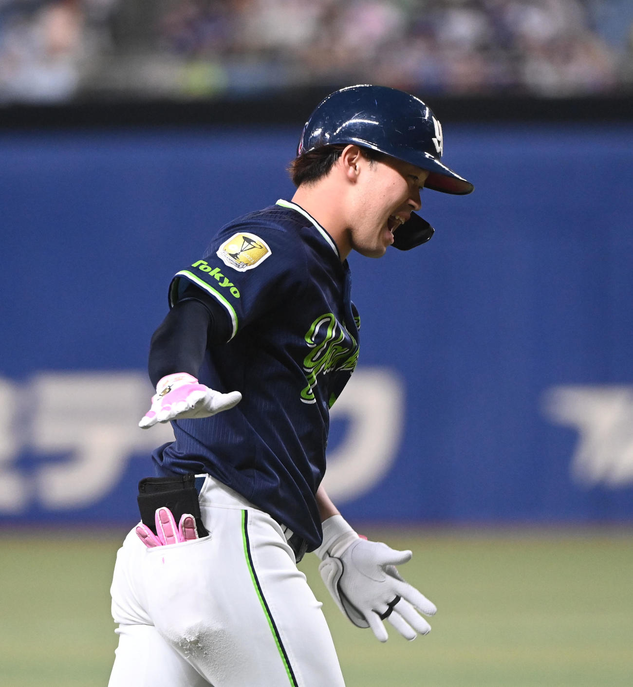 中日対ヤクルト　6回表ヤクルト2死一塁、左越え2点本塁打を放った浜田（撮影・森本幸一）