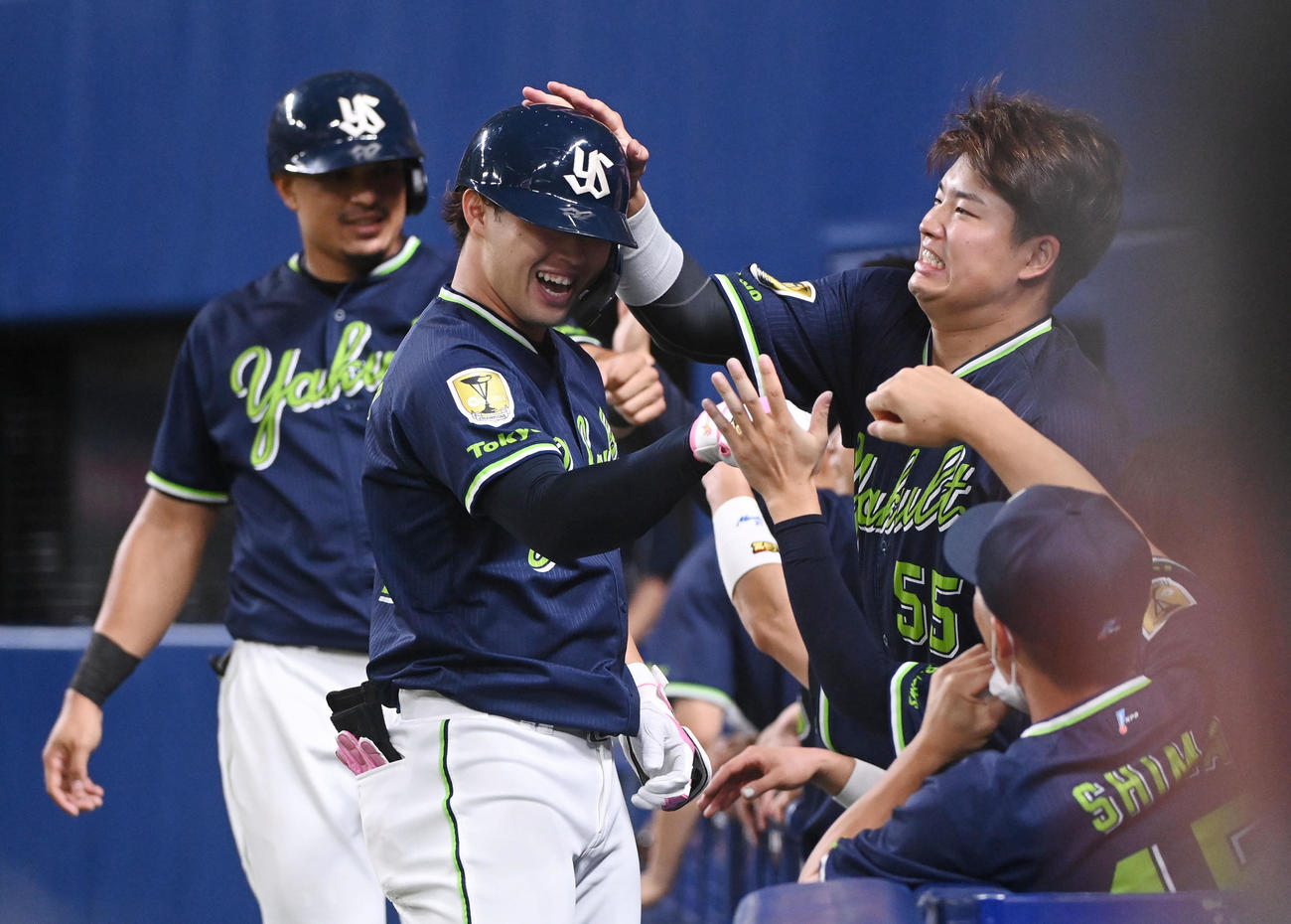 中日対ヤクルト　6回表ヤクルト2死一塁、左越え2点本塁打を放ちベンチ前でナインとタッチを交わす浜田（撮影・森本幸一）