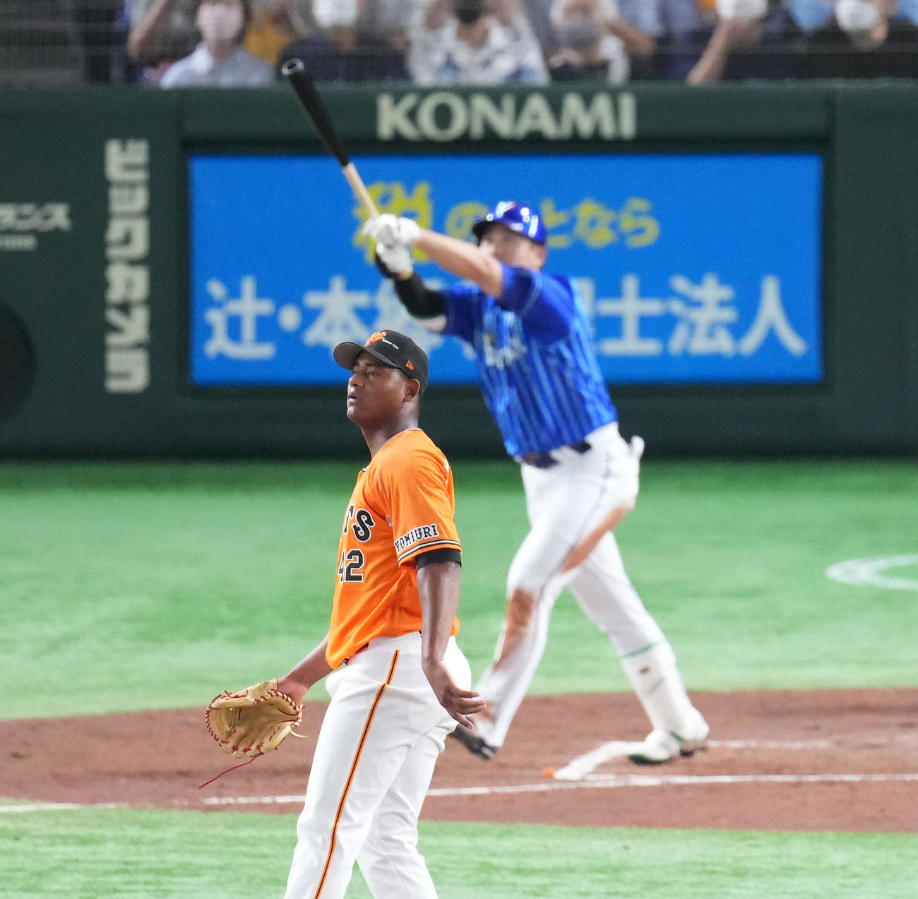 巨人対DeNA 3回表DeNA1死、佐野（奥）に本塁打を打たれるメルセデス（撮影・菅敏）