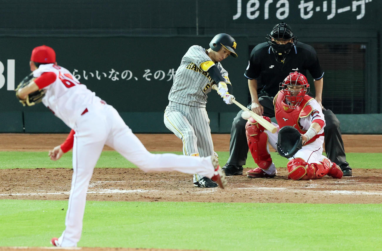 広島対阪神　5回表阪神1死一、二塁、近本は右前打を放つ。投手は遠藤（撮影・加藤哉）