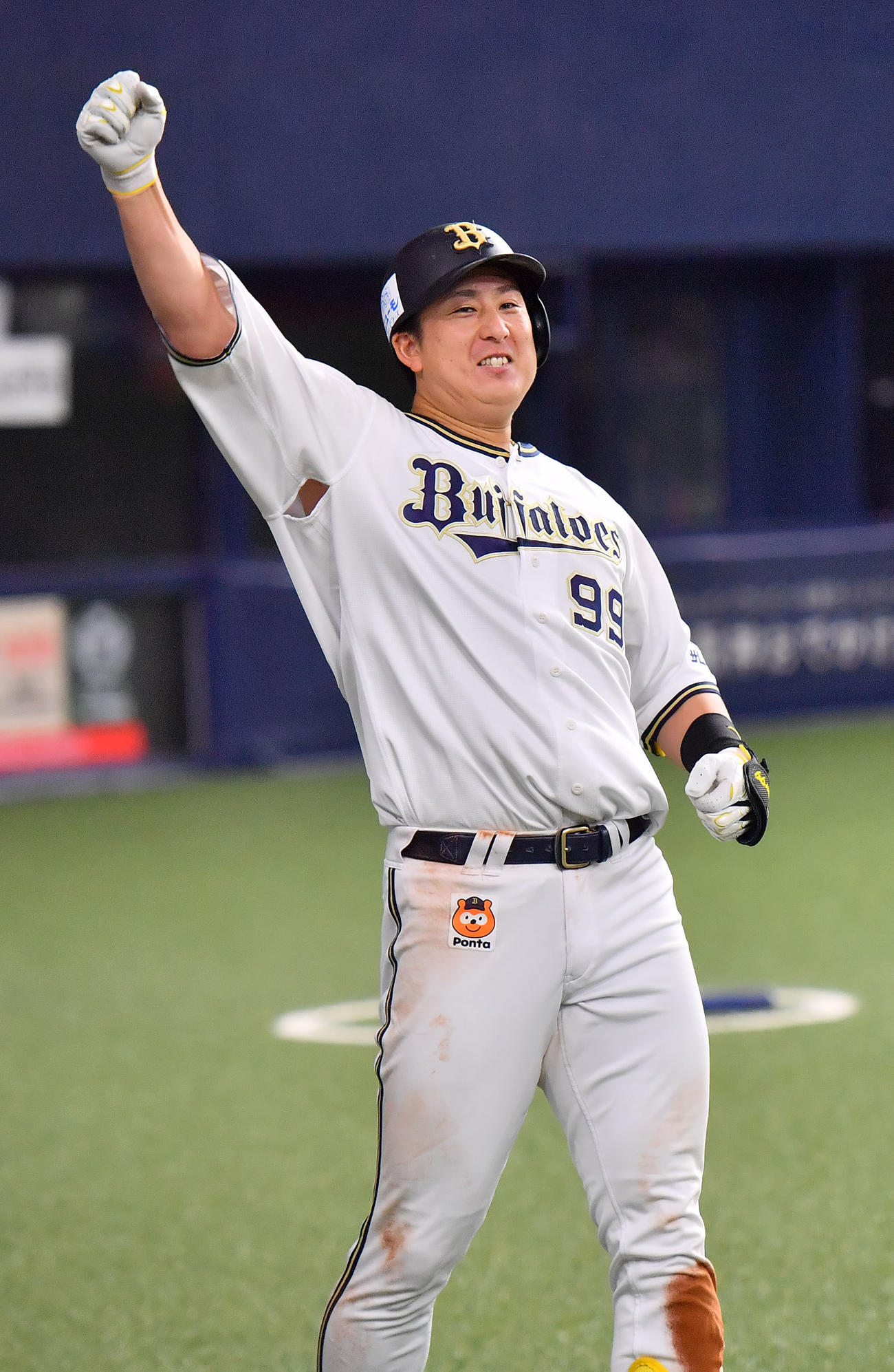 オリックス対ソフトバンク　6回裏オリックス無死一、二塁、中越えに先制3点本塁打を放った杉本は昇天ポーズを披露（撮影・和賀正仁）
