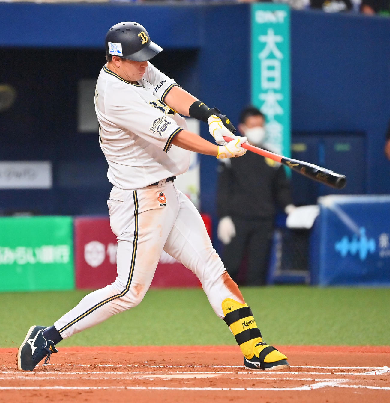 オリックス対ソフトバンク　6回裏オリックス無死一、二塁、中越えに先制3点本塁打を放つ杉本（撮影・和賀正仁）