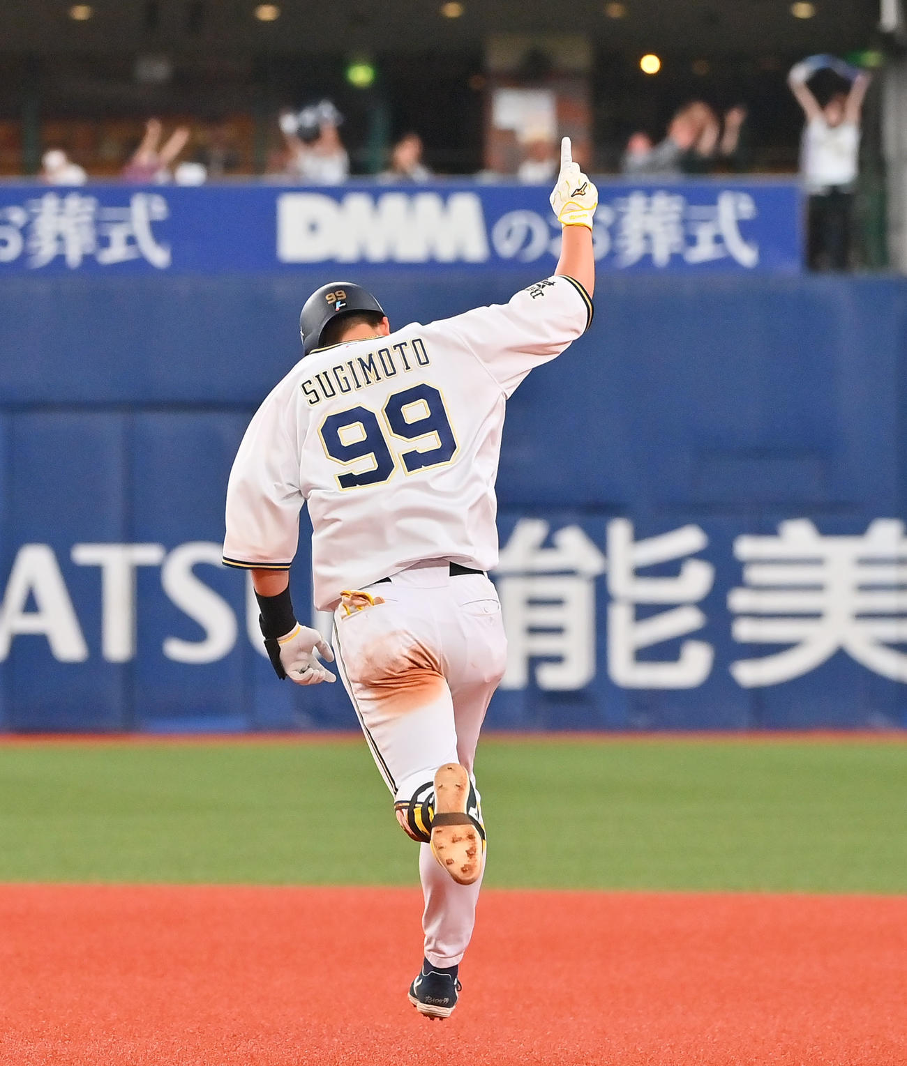 オリックス対ソフトバンク　6回裏オリックス無死一、二塁、中越えに先制3点本塁打を放った杉本はポーズ（撮影・和賀正仁）