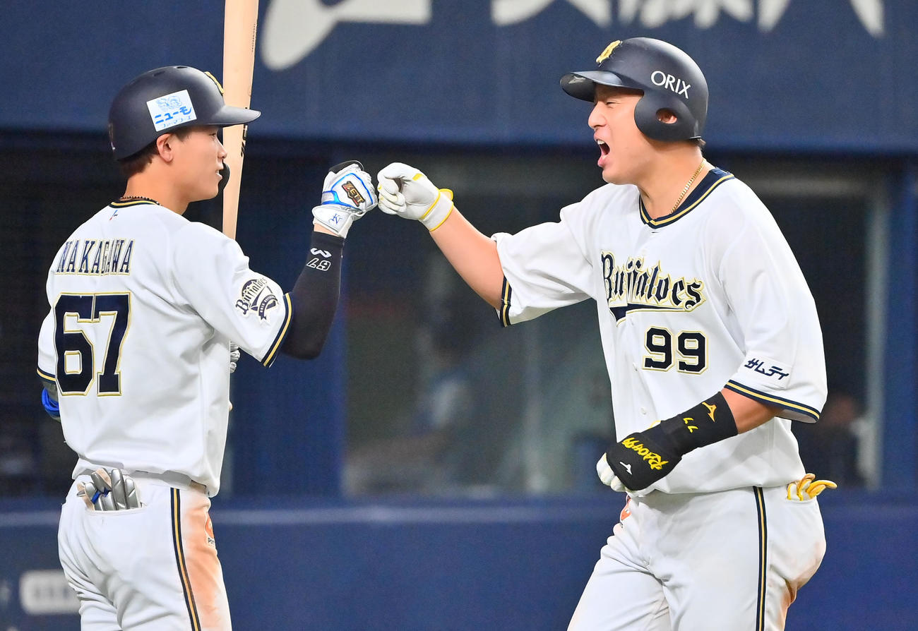 オリックス対ソフトバンク　6回裏オリックス無死一、二塁、中越えに先制3点本塁打を放った杉本（右）は笑顔で生還する（撮影・和賀正仁）