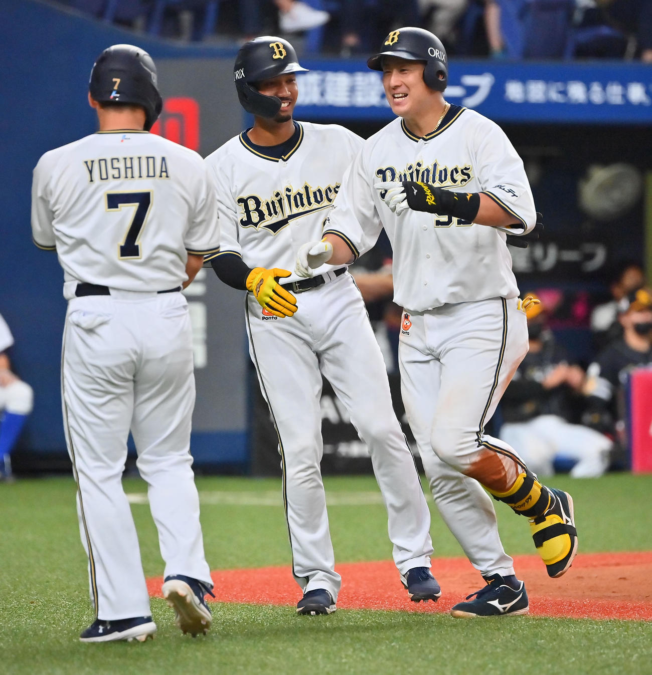 オリックス対ソフトバンク　6回裏オリックス無死一、二塁、中越えに先制3点本塁打を放った杉本（右）は笑顔で生還する（撮影・和賀正仁）
