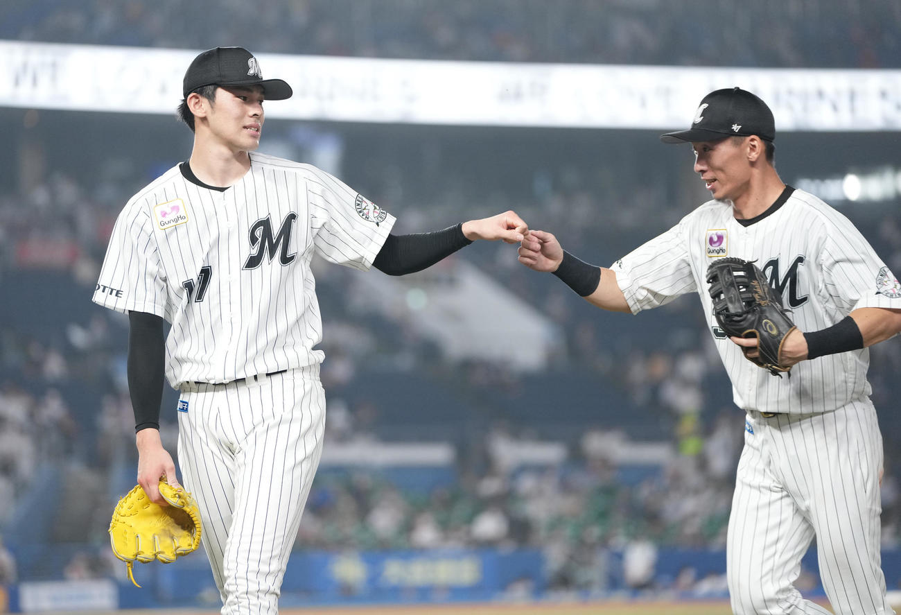 ロッテ対西武　7回表まで無失点に抑え、高部（右）とグータッチするロッテ佐々木朗（撮影・鈴木みどり）