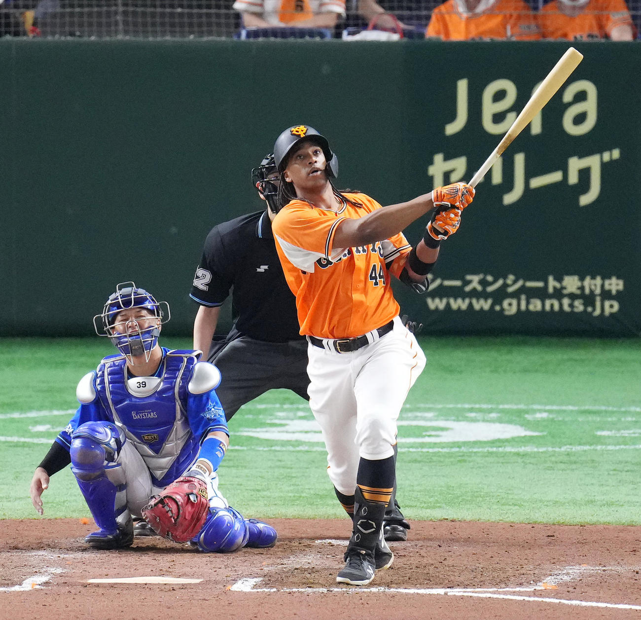巨人対DeNA 7回裏巨人無死、中越えに本塁打を放つウォーカー（撮影・菅敏）